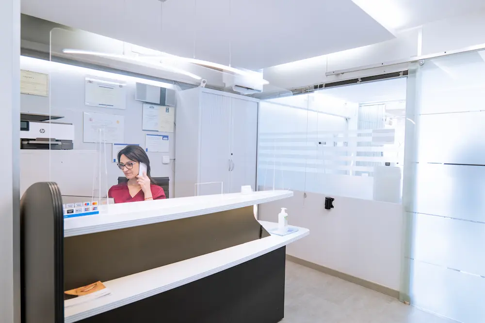 Atención al cliente clínica dental Castelldefels